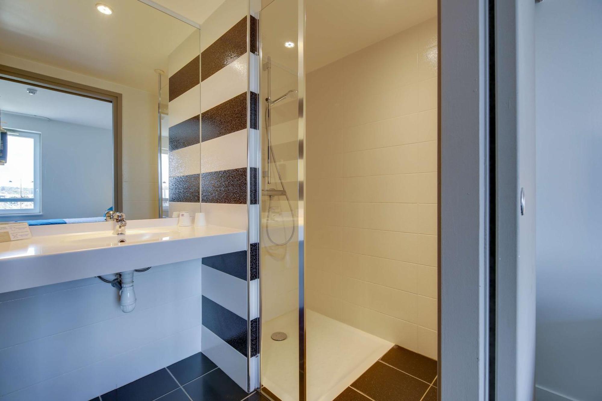 Brit Hotel Confort Сен Дизие Екстериор снимка