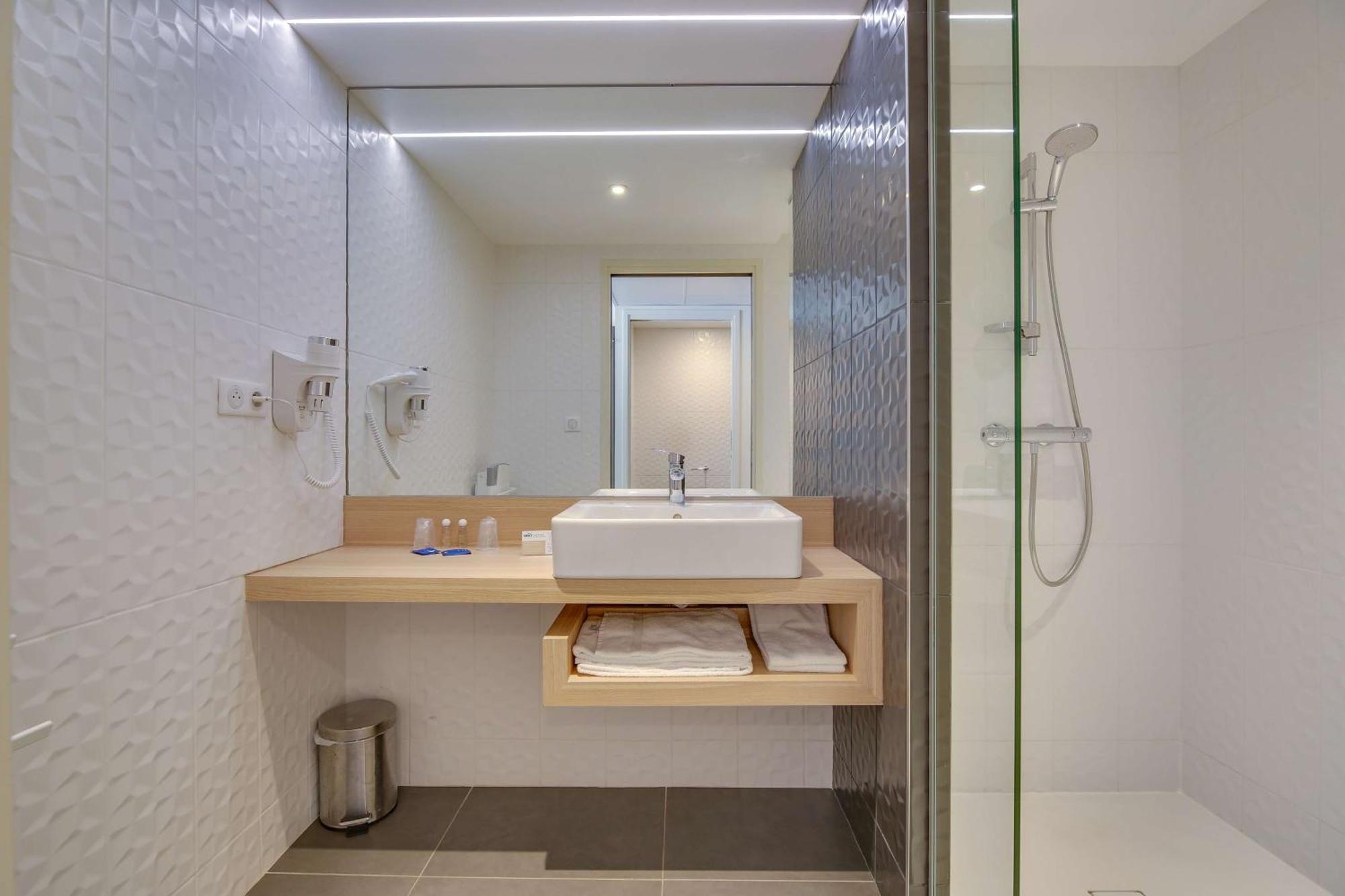 Brit Hotel Confort Сен Дизие Екстериор снимка