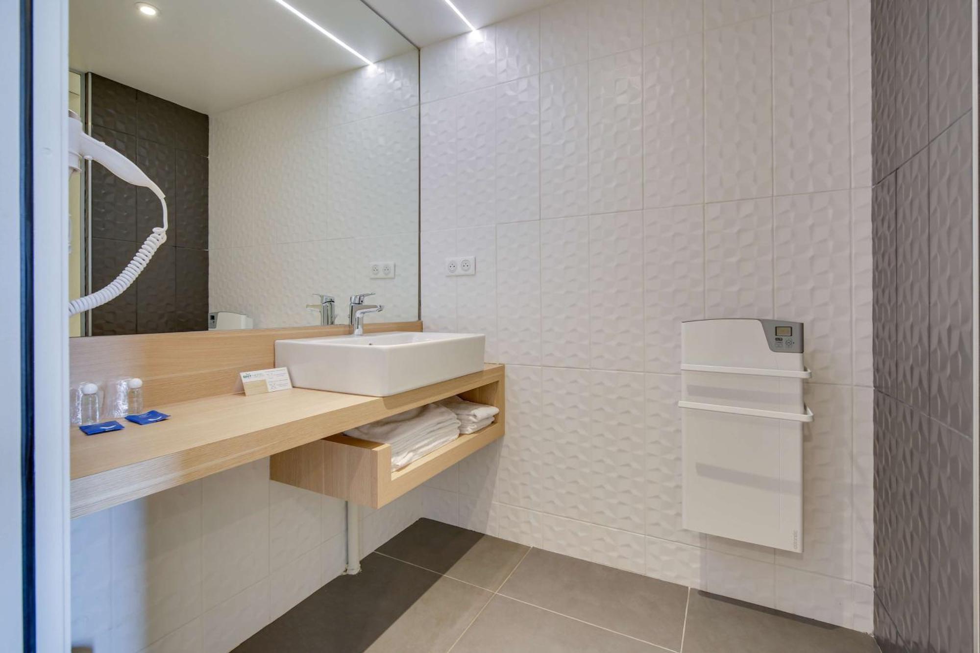 Brit Hotel Confort Сен Дизие Екстериор снимка