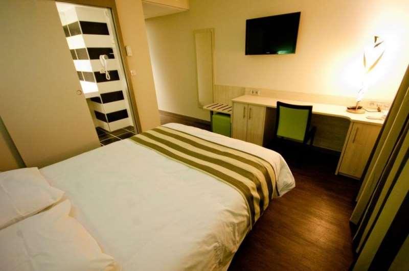 Brit Hotel Confort Сен Дизие Стая снимка